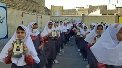 چهارشنبه‌ای به رنگ خدمت و لبخند در مدرسه ریحانه ساوه/ گزارش ویدئویی