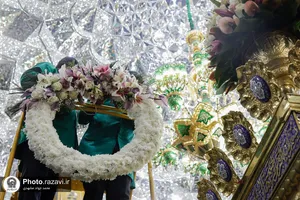 گل آرایی ضریح مطهر حضرت معصومه سلام الله علیها در آغاز دهه کرامت
