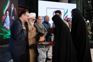 مراسم اهتزاز بزرگ‌ترین پرچم رضوی-١