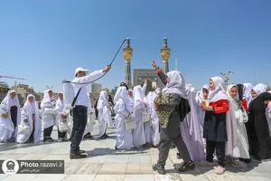گلاب&zwnj;پاشی حرم مطهر رضوی با گلاب نذری کاشان