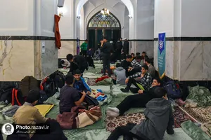 ورود معتکفین پسر نوجوان به حرم مطهر رضوی