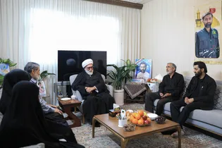 دیدار تولیت آستان قدس رضوی با خانواده دو شهید جنگ رمضان