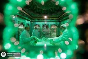 غبارروبی ضریح مطهر حضرت رضا(ع) در آستانه میلاد پیامبر اکرم(ص)
