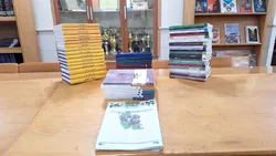 ۶۱ جلد کتاب و فصلنامه به فرهنگسرای حضرت حسین بن موسی الکاظم (ع) اهداء شد