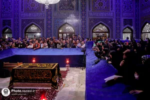 تشرف هنرمندان نهضت مردمی پوستر انقلاب به حرم مطهر رضوی

