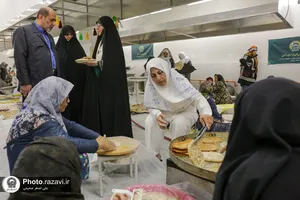 بازدید مدیر عامل بنیاد کرامت رضوی از فرآیند پخت نان برای سیل زدگان مشهدی