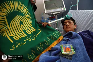 عیادت خدام حرم مطهر رضوی از مجروحین حادثه تروریستی کرمان