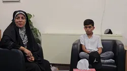 نذرِ کتاب یک دانش‌آموز مینابی به آستان مهربانی