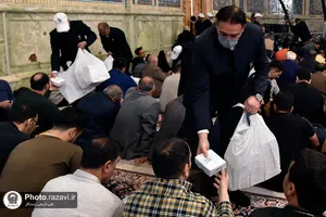 بسته&zwnj;بندی و توزیع افطاری سبک در حرم مطهر رضوی