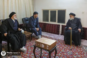 اهداء مصحف مشهد رضوی به آیت الله مرتضوی