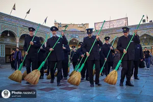 آیین جاروکشی حرم حضرت معصومه سلام&zwnj;الله علیها توسط خادمان حرم مطهر رضوی