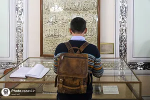 تشرف جمعی از مهمانان همایش بین&zwnj;المللی کتابخانه&zwnj;های عمومی کشور به حرم مطهر رضوی