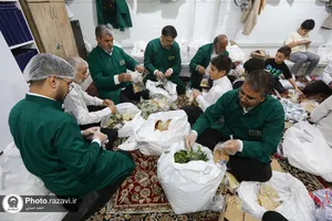 توزیع شله در چایخانه حرم مطهر رضوی