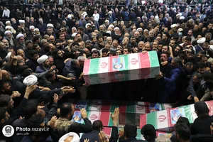 اقامه نماز رهبر انقلاب بر پیکر رئیس&zwnj;جمهور شهید و همراهان گرامی ایشان