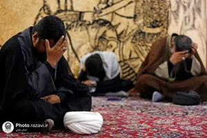 عزاداری زائرین غیر ایرانی در حرم مطهر رضوی