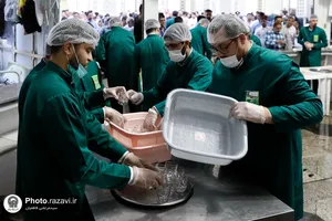 تشرف و خدمت چهره های فوتبالی در حرم مطهر رضوی