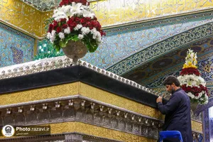 تعویض پرچم گنبد منور رضوی به مناسبت وفات حضرت معصومه(سلام الله علیها)