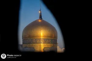  تعویض پرچم و نصب کتیبه&zwnj;های شهادت امام حسن عسکری علیه&zwnj;السلام در حرم مطهر رضوی 