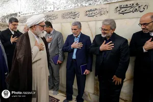 غبارروبی ضریح مطهر حضرت رضا(ع) در آستانه میلاد پیامبر اکرم(ص)