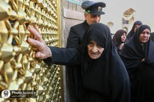 تشرف جمعی از مادران و همسران شهدا به حرم مطهر رضوی
