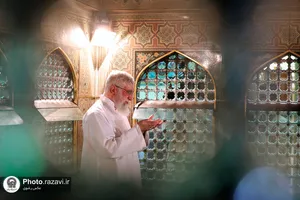 تصاویری از رهبر شهید انقلاب در مراسم غبارروبی حرم مطهر رضوی