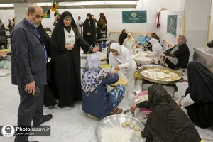 بازدید مدیر عامل بنیاد کرامت رضوی از فرآیند پخت نان برای سیل زدگان مشهدی