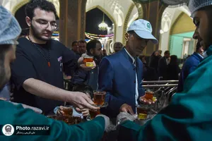 توزیع باقلوا در چایخانه حضرت