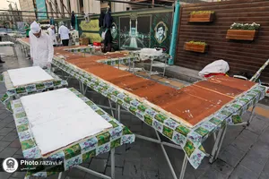 پخت و توزیع کیک در شام میلاد حضرت زینب(سلام الله علیها)