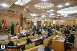 عطر سیب در صحن آفتاب؛ وقتی خادمان کربلا به پابوس خانواده شهدای مشهد آمدند