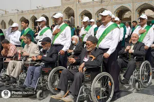 تشرف زائران سالمند به حرم مطهر رضوی
