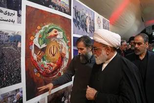 بازدید تولیت آستان قدس رضوی از نمایشگاه روایت یک نگاه، ایران پیشرو