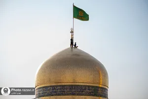 تعویض پرچم گنبد منور رضوی به مناسبت وفات حضرت معصومه(سلام الله علیها)