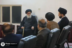 اهداء مصحف مشهد رضوی به آیت الله مرتضوی
