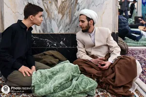 ورود معتکفین پسر نوجوان به حرم مطهر رضوی