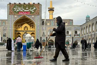 بارش باران بهاری در حرم مطهر رضوی