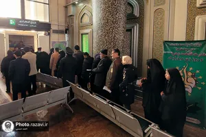 توزیع غذای متبرک مهمانسرای حضرت میان مسافران ایستگاه راه آهن مشهد