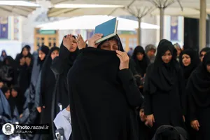 اقامه نماز جمعه در ظهر عاشورا و طنین لبیک یا قرآن درپی هتک حرمت به قرآن
