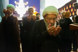 اقامه نماز جماعت مغرب و عشا به امامت آیت‌الله اشرفی شاهرودی