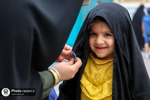 اهدا بسته&zwnj;های متبرک رضوی به دختران زائر امام رضا(علیه&zwnj;السلام)