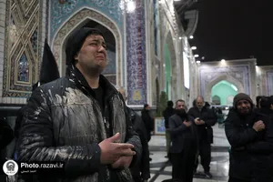 تشرف زائرین پیاده عراقی به حرم مطهر رضوی