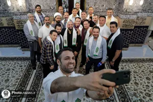 خدمت جمعی از ورزشکاران در چایخانه حضرت