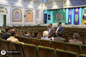 تشرف جمعی از مهمانان همایش بین&zwnj;المللی کتابخانه&zwnj;های عمومی کشور به حرم مطهر رضوی