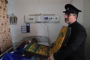 عیادت خادمین حرم امام رضا (ع) از مجروحین حادثه بندر شهید رجایی / گزارش تصویری