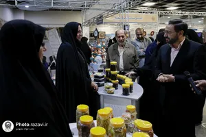 بازدید قائم مقام تولیت آستان قدس رضوی از نمایشگاه دستاوردهای &laquo;مادران ارزش&zwnj;آفرین&raquo;