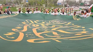 اهتزاز پرچم متبرک رضوی در پل «شهید رئیسی» اردبیل