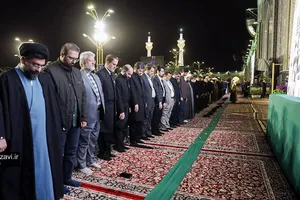 اقامه نماز صبح قبل از شروع سال نو در حرم مطهر رضوی