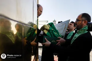 آیین تعویض پرچم گنبد منور رضوی در روز میلاد امام رضا(علیه&zwnj;السلام)