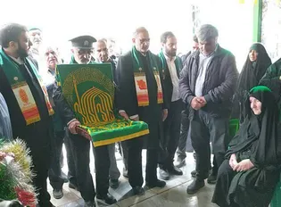 دیدار خادمان آستان قدس با خانواده «شهید پاکپور» در مرکزی