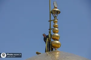 تعویض پرچم حرم مطهر رضوی به&zwnj; مناسبت شهادت رئیس جمهور و جمعی از مسئولان