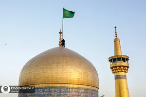 تعویض پرچم گنبد مطهر امام رضا(علیه&zwnj;السلام) به مناسبت آغاز ماه ربیع&zwnj;الاول